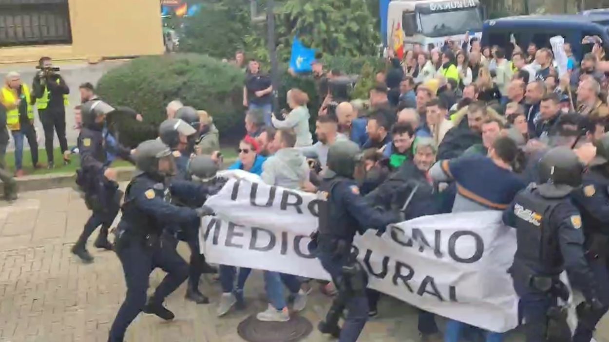 La Policía carga contra manifestantes en el marco de las movilizaciones agrarias. EP. 