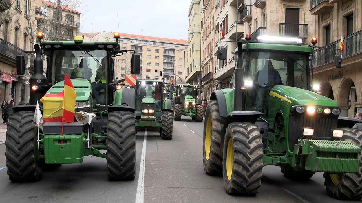 Tractores durante la protesta en Salamanca. EP