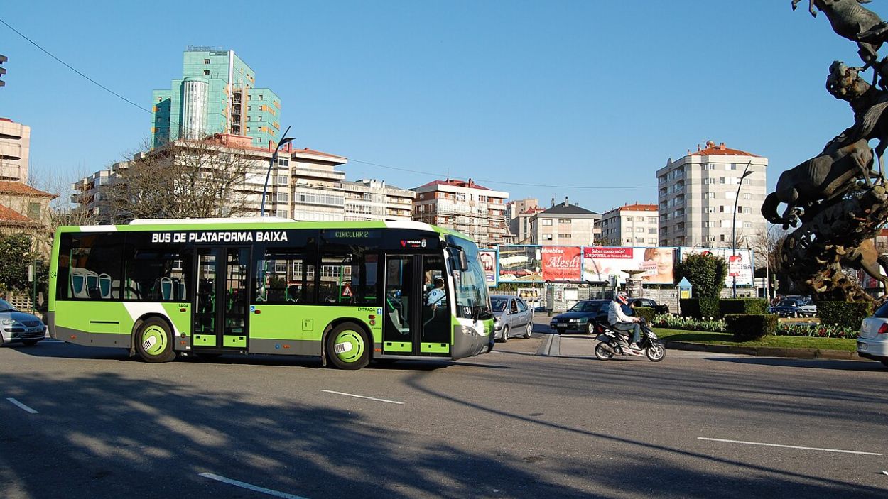 Un autobús urbano de la empresa Vitrasa atraviesa la ciudad de Vigo. Wikipedia