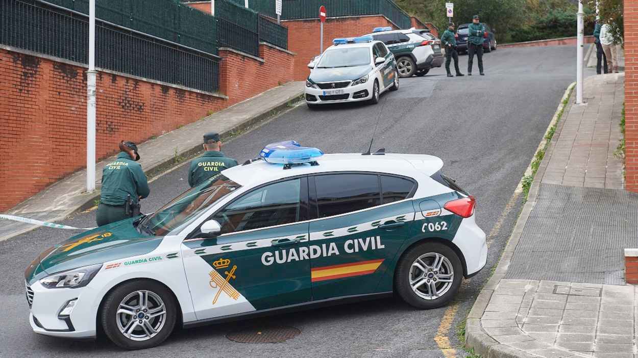 La Guardia Civil en la casa donde han hallado el cadáver de la madre de los niños en Castro Urdiales. EP