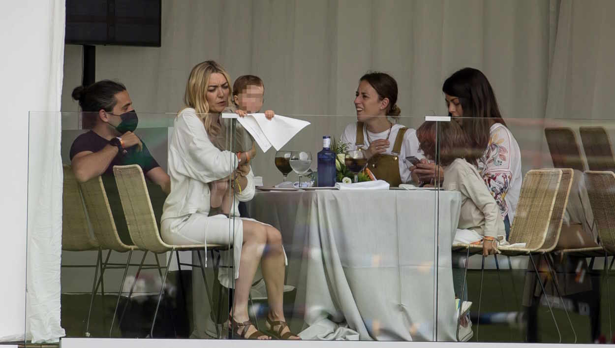 Marta Ortega, una de las hijas de Amancio Ortega, junto a sus hijos en el Club de Campo Villa de Madrid. EP