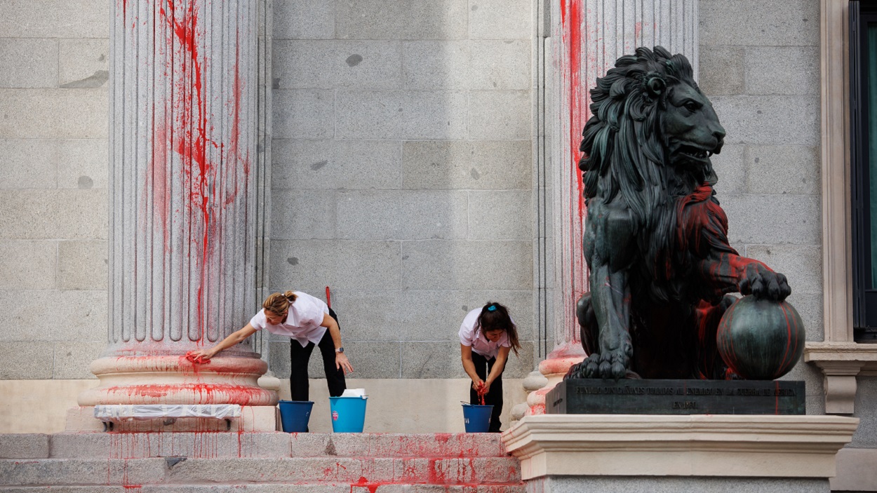 Tiñen de rojo el Congreso de los Diputados. EP