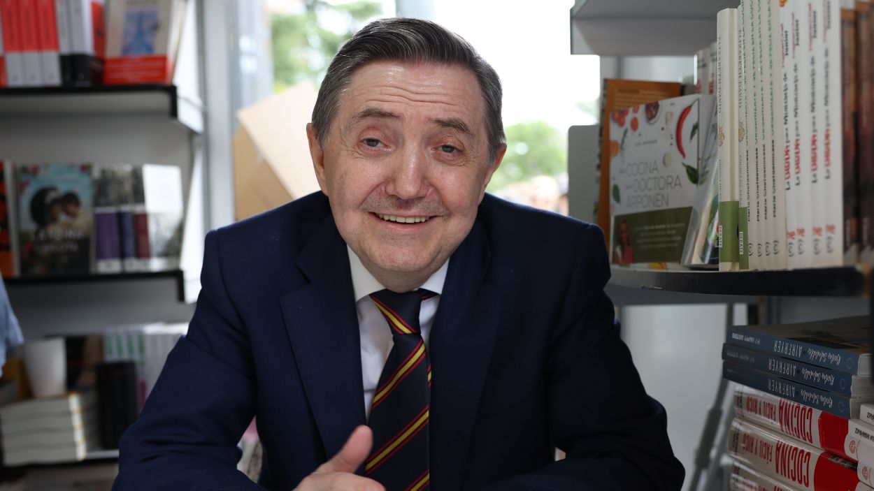 Federico Jiménez Losantos durante la firma de su libro 'El retorno de la derecha' en la Feria del Libro de Madrid 2023, en el Parque del Retiro,en el Parque del Retiro, a 27 de mayo de 2023. en Ma