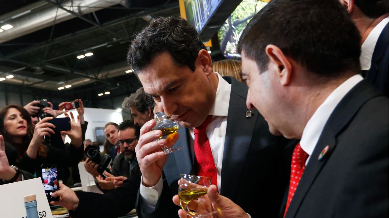 El presidente de la Junta de Andalucía, Juanma Moreno Bonilla, probando aceite de Jaén en FITUR. EP. 