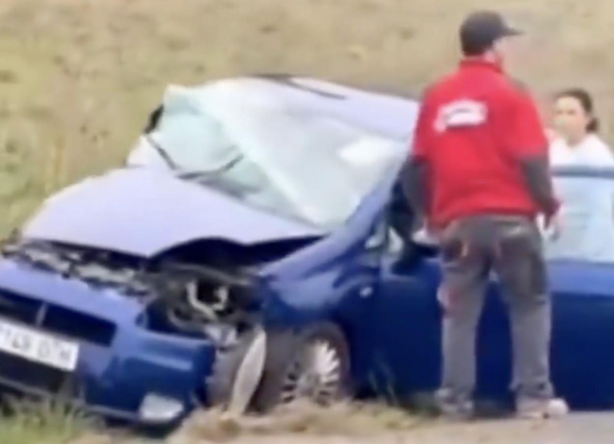 Un agricultor embiste a un coche que intentaba adelantarle. EP