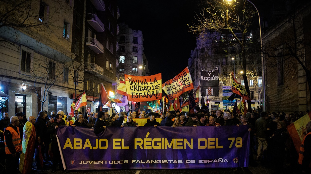 Falangistas manifestándose frente a la sede nacional del PSOE, en la calle Ferraz. EP