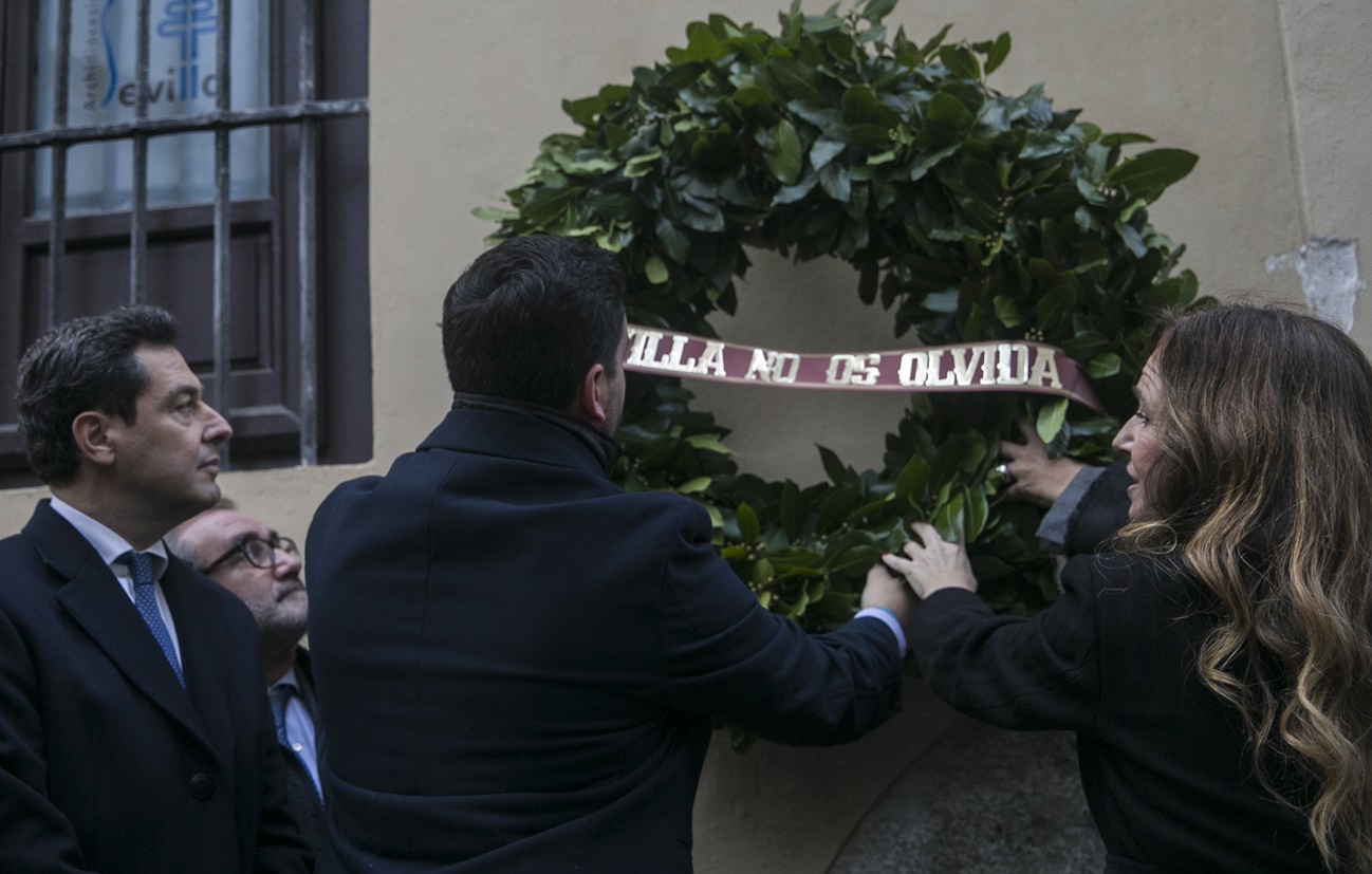 Moreno Bonilla a la ofrenda floral en recuerdo de Alberto Jiménez Becerril y Ascensión García, asesinados por ETA (Sevilla)