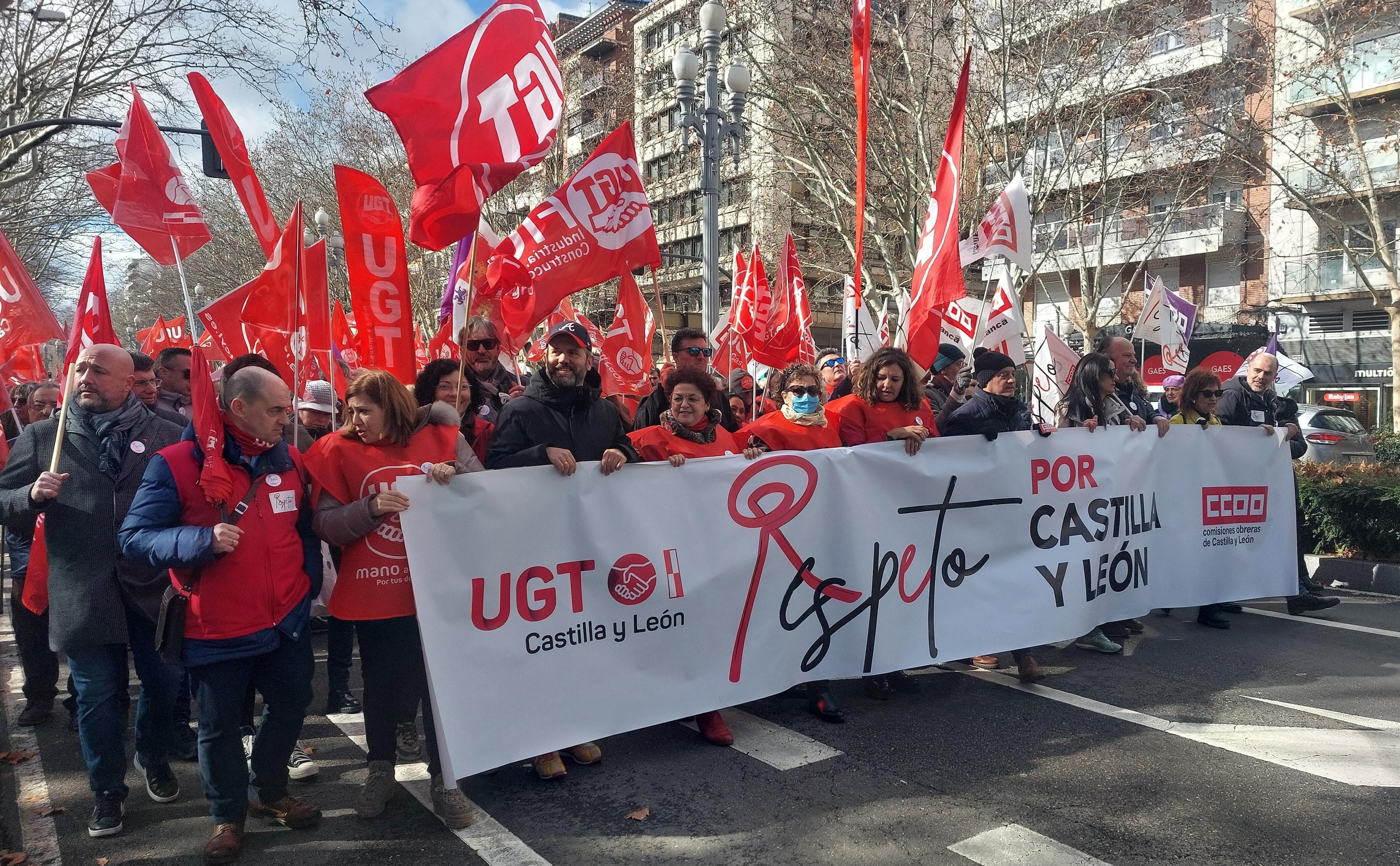 Manifestación en Valladolid contra la gestión de Mañueco y Gallardo. (Foto: EP) al frente de la Junta