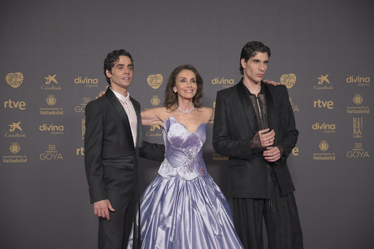 Ana Belén junto a Los Javis, presentadores de la gala de los Goya 2024