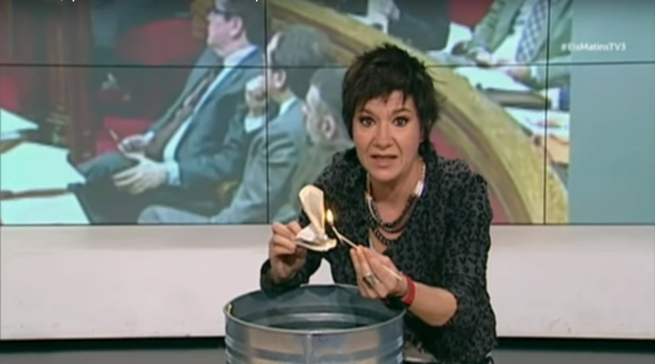 Empar Moliner quema un ejemplar de la Constitución en TV3.