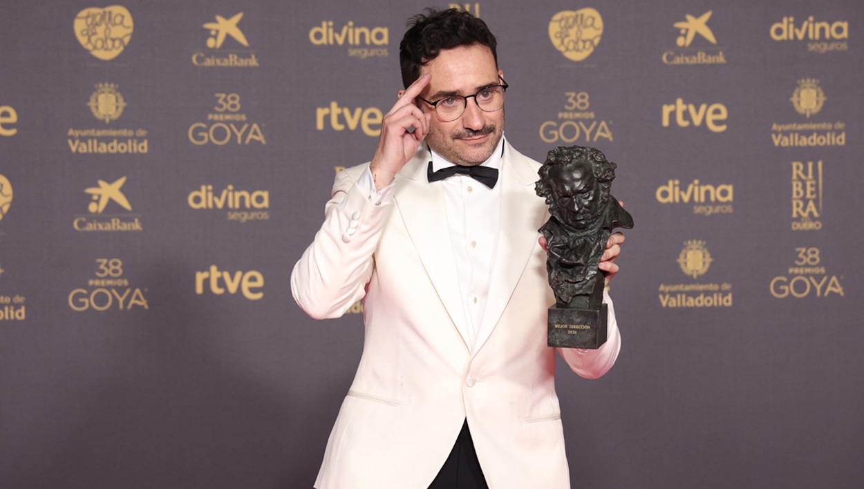 Juan Antonio Bayona posa con el premio Goya a Mejor Dirección por 'La Sociedad de la Nieve'. EP.