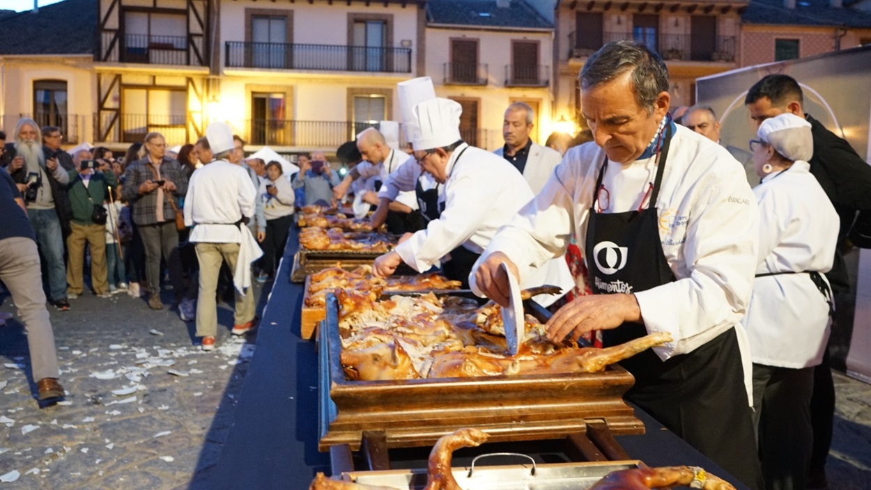 Imagen de recurso de un hombre cortando un cochinillo de Segovia. EP/Archivo.