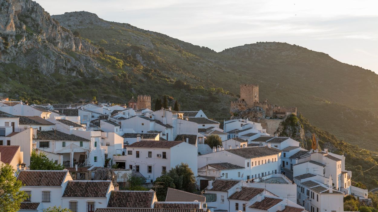 El pueblo blanco de Zuheros cuenta con un castillo medieval y una cueva arqueológica de las más grandes de España.