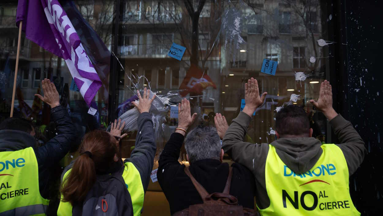 Trabajadores de Danone tiran yogures a la sede de la compañía por el cierre de la planta del Parets del Vallès. EP