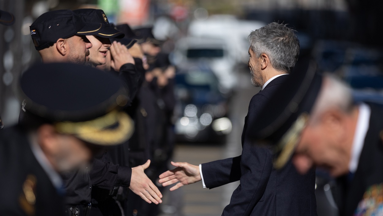 El ministro del Interior en funciones, Fernando Grande-Marlaska, saludando a varios agentes de policía. EP/Archivo.