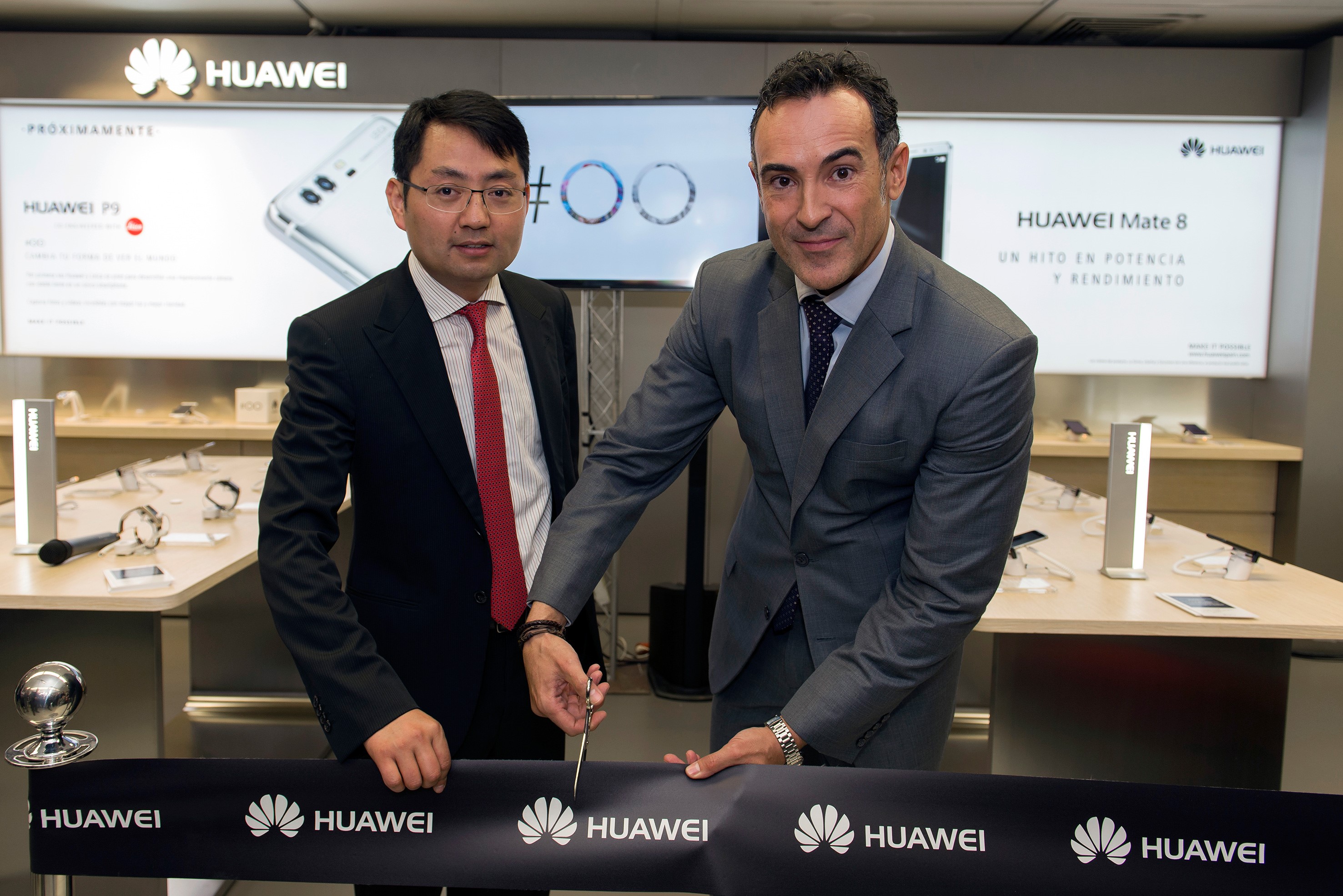 José Garamendi (dcha) Director de Ventas de El Corte Inglés, y Walter Ji (izda), resposable de Consumo de Huawei Europa, en la inauguración del nuevo espacio. 
