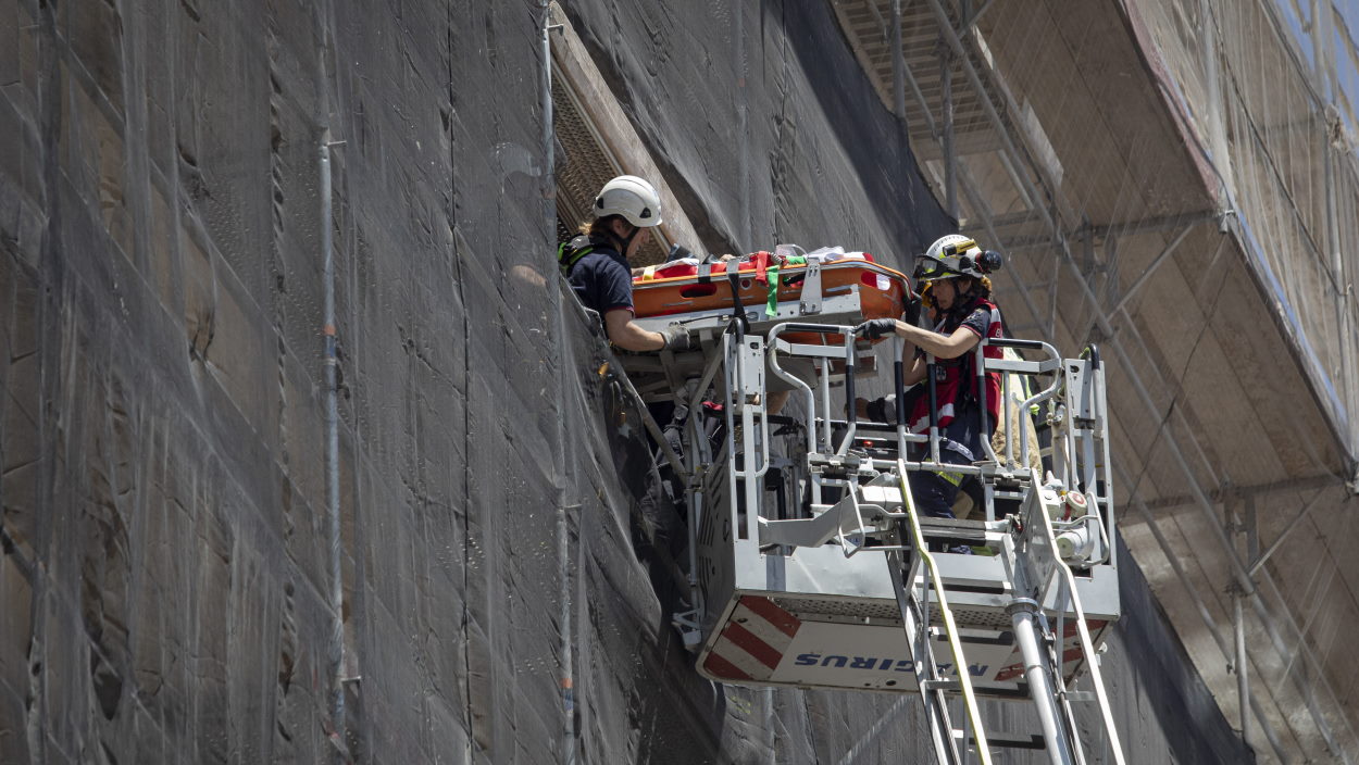 Rescate de un trabajador de la construcción tras sufrir un accidente laboral. EP.