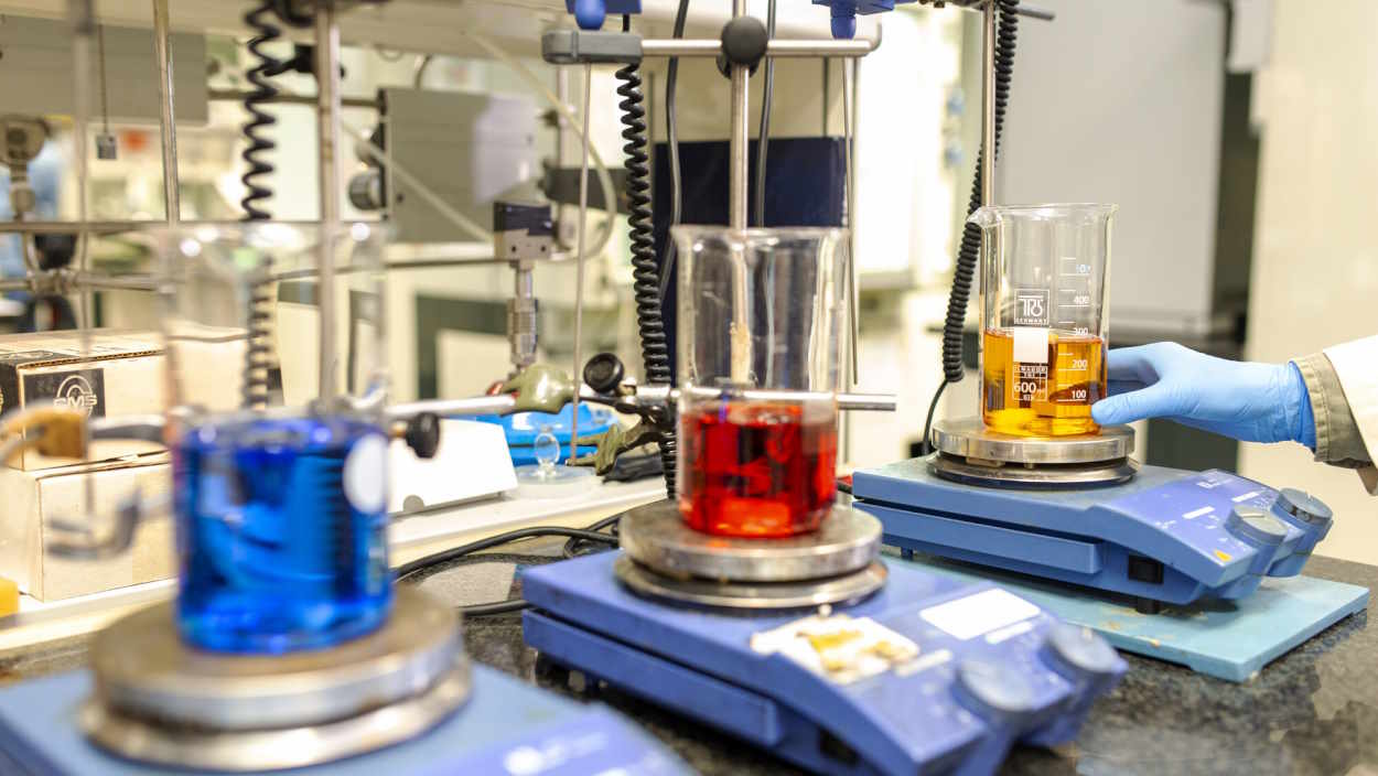 El laboratorio de Repsol transforma aceite de cocina usado en combustible renovable