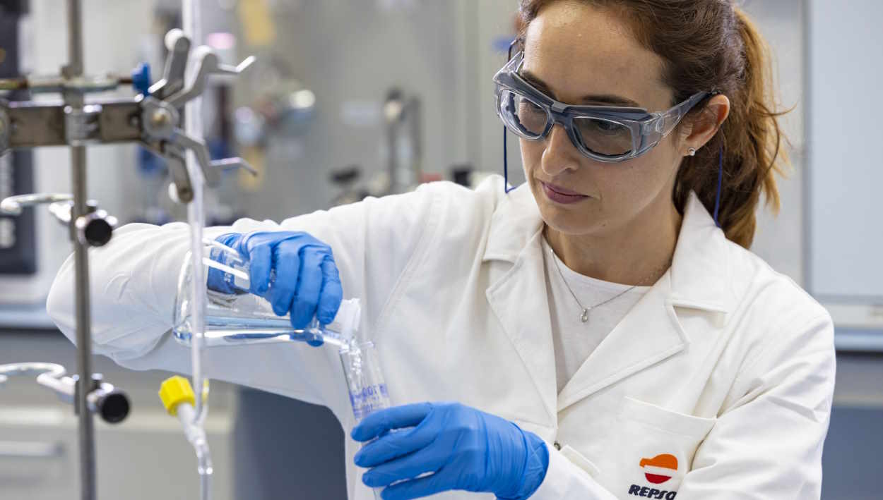 Una de las trabajadoras del Repsol Technology Lab