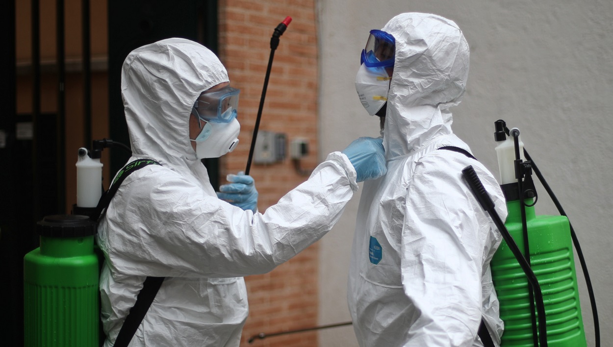 Dos personas de la UME se preparan para entrar a una residencia de mayores de la Comunidad de Madrid