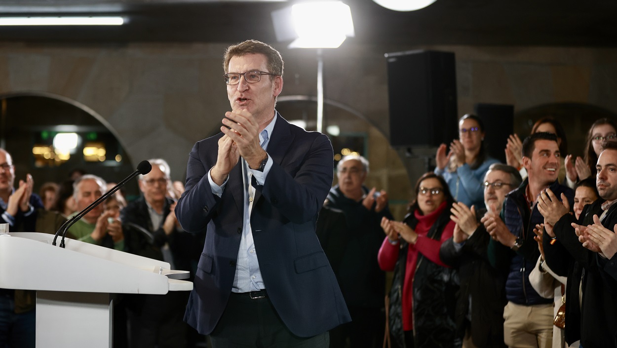 El presidente nacional del PP, Alberto Núñez Feijóo, participa durante un mitin electoral del PPdeG, en la Praza de abastos. EP.