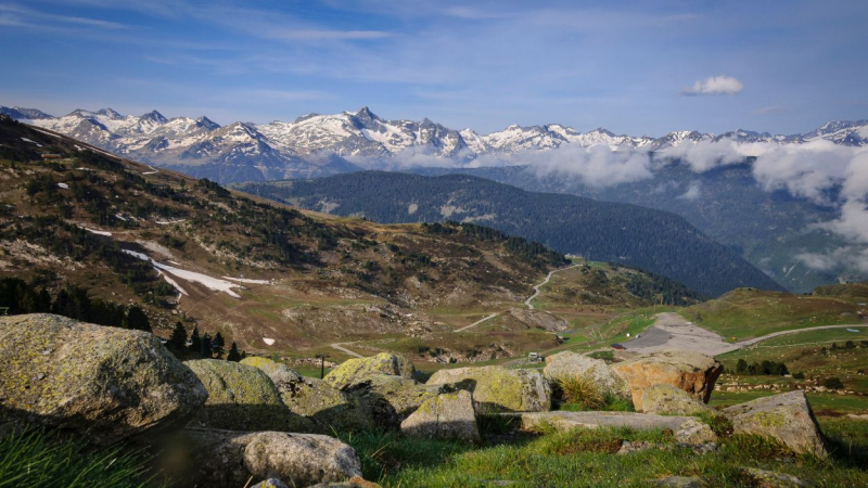 Vista panorámica de los Pirineos desde el Valle de Arán.