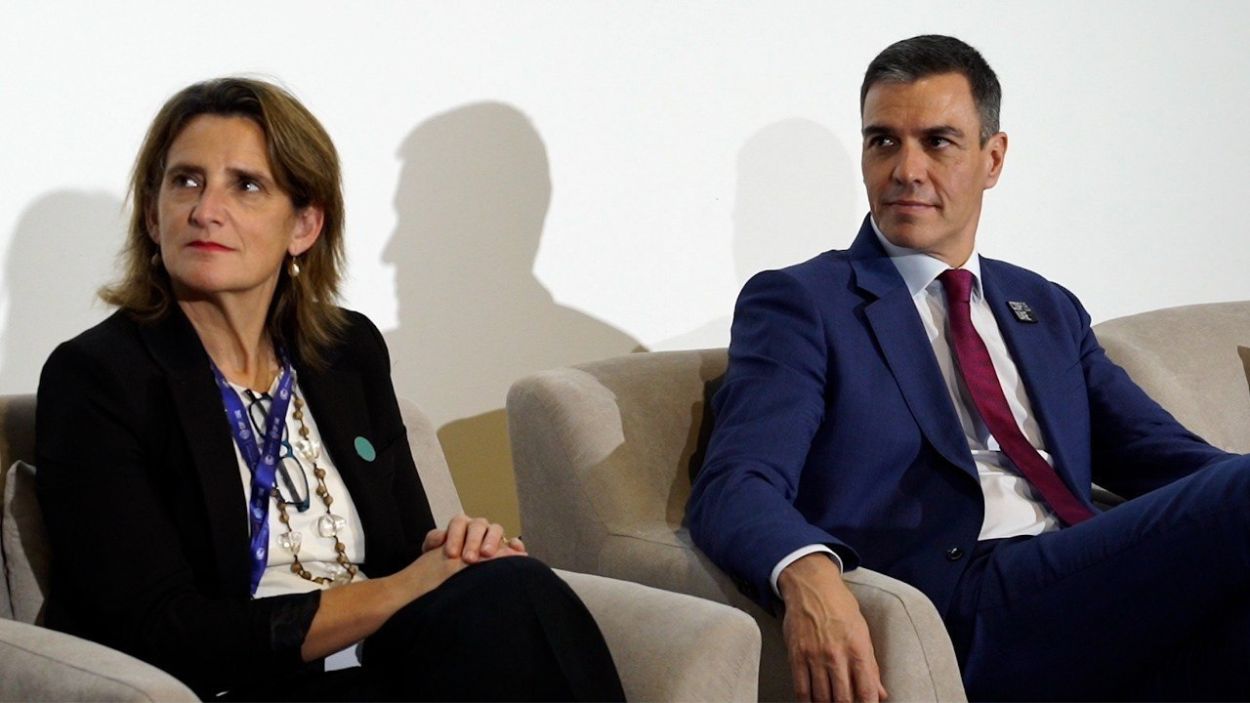 El presidente del Gobierno, Pedro Sánchez, y la vicepresidenta tercera, Teresa Ribera, durante la COP28 de Dubai. EP. 