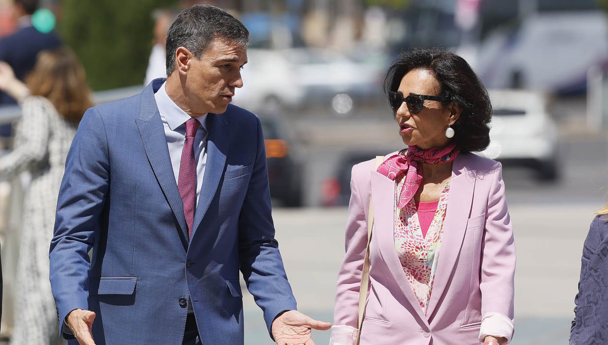 El presidente del Gobierno, Pedro Sánchez, junto a la presidenta de Banco Santander, Ana Botín. EP