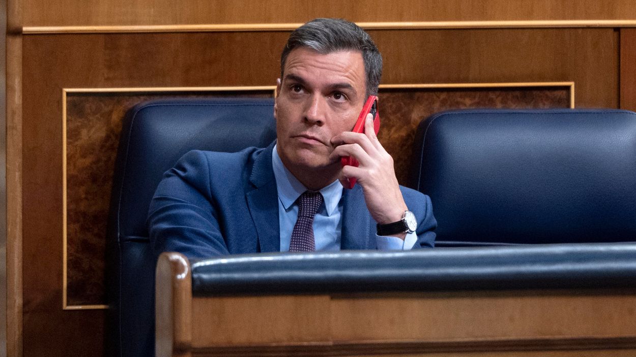 El presidente del Gobierno, Pedro Sánchez, atiende una llamada en el Congreso de los Diputados.  EP. 