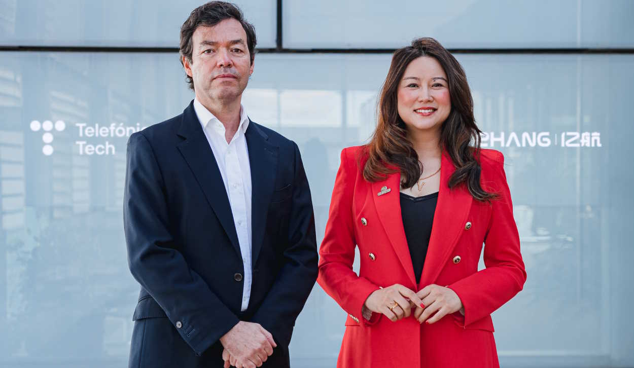 Alfredo Serret, director global de IoT de Telefónica Tech, y Victoria Jing Xiang, COO de EHang para Europa y Latam