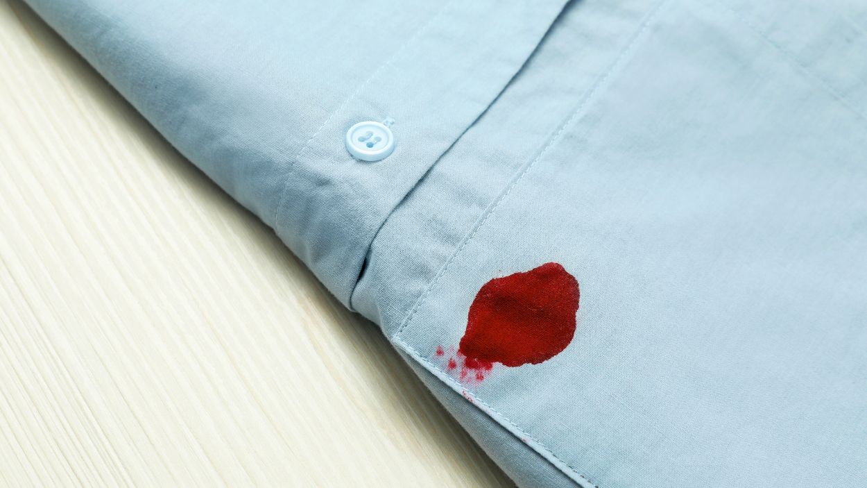 Se pueden quitar las manchas de sangre de la ropa de manera eficiente con trucos caseros.