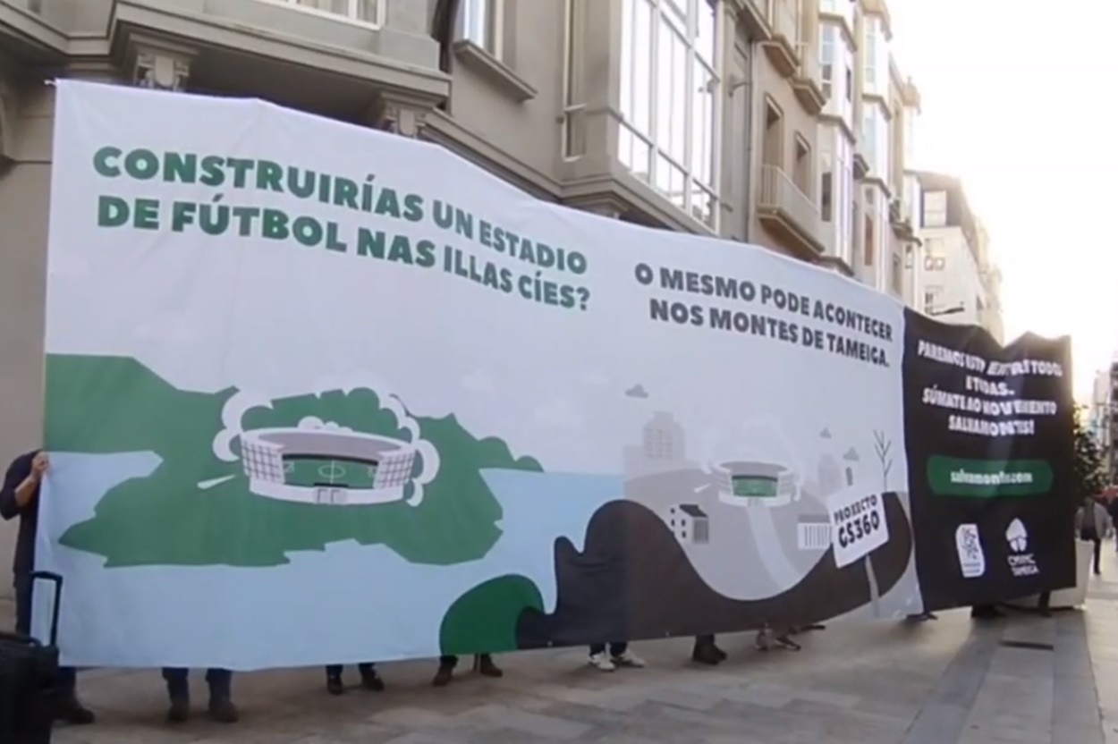 Momento de la colocación de la pancarta ante la sede social del R.C. Celta de Vigo en la calle del Príncipe de la ciudad olívica.