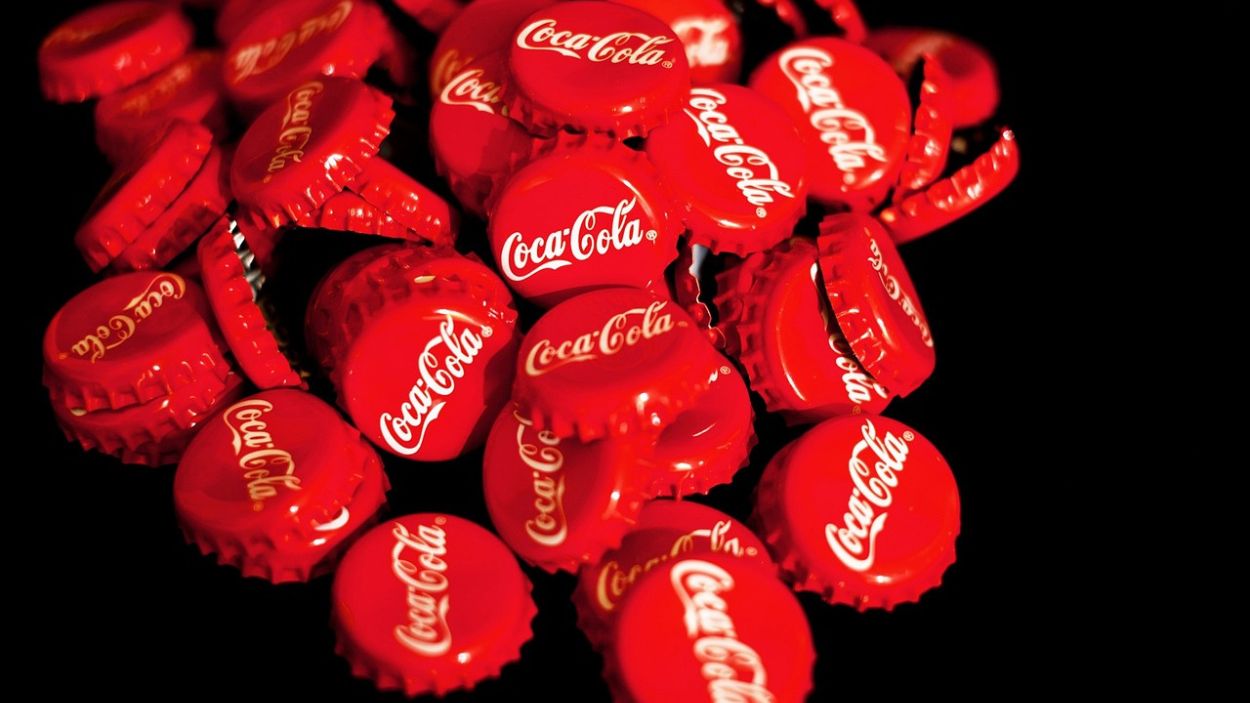 Imagen de archivo de chapas de Coca Cola. Pixabay.