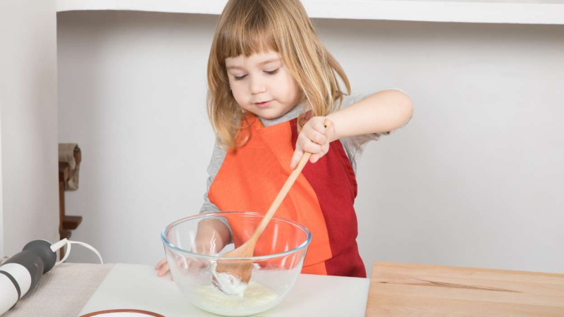 Paso a paso: cómo hacer el bizcocho de yogur