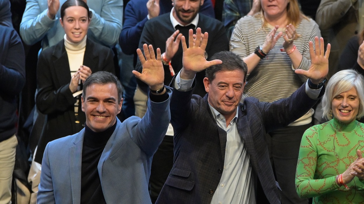 El secretario general del PSOE, Pedro Sánchez, y el candidato del PSdeG a la Xunta de Galicia, José Ramón Gómez Besteiro. EP