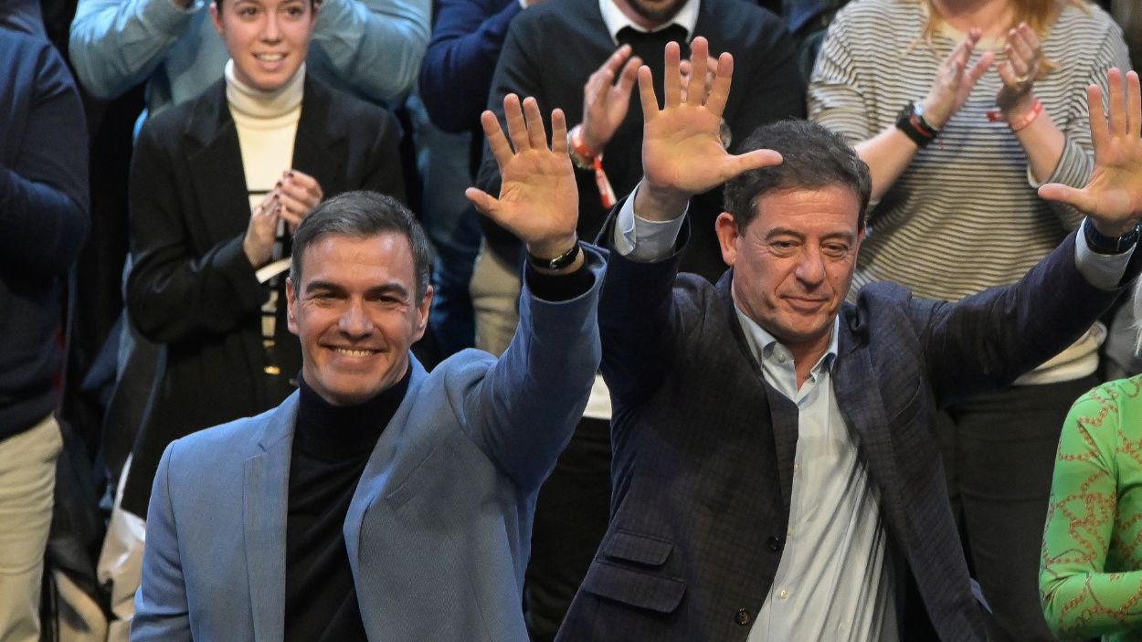 Pedro Sánchez en el mitin del PSOE en A Coruña con José Ramón Gómez Besteiro. EP. 