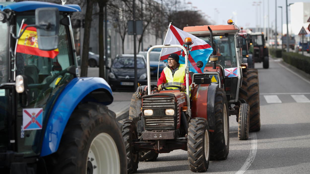Los agricultores mantienen los cortes de carreteras pese a las 18 propuestas del Gobierno. EP.