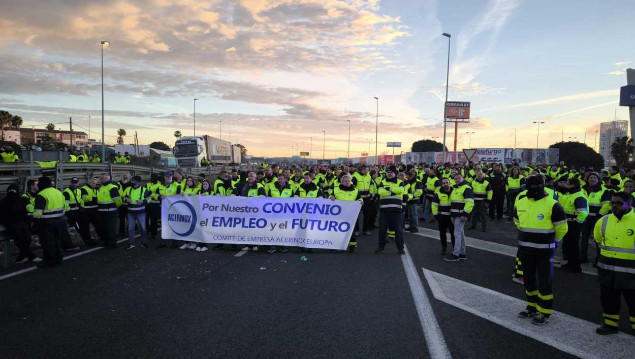 Los trabajadores de Acerinox cortan la A-7 a la altura de Los Barrios (Cádiz). EP