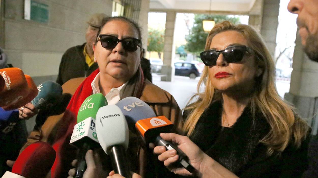 María del Monte llega a los juzgados de Sevilla junto a su pareja, Inmaculada Casal, para declarar. EP