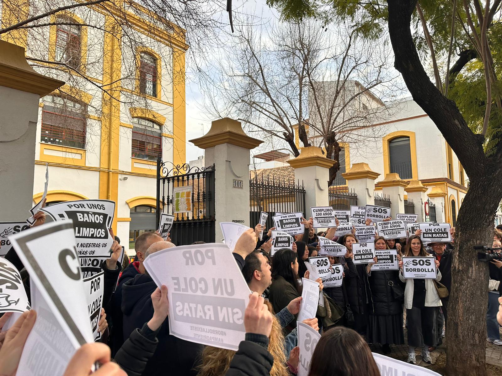 Manifestación en el Colegio Borbolla de Sevilla