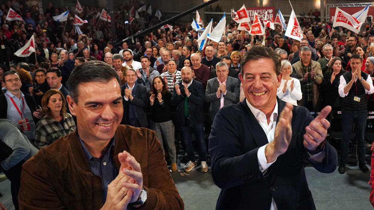 El secretario general del PSOE, Pedro Sánchez, y el candidato del PSdeG a la Xunta de Galicia, José Ramón Gómez Besteiro. EP