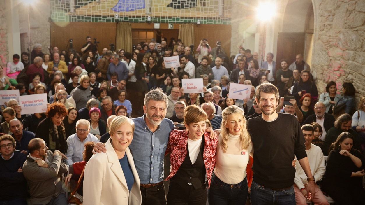 (I-D) La exalcaldesa de Barcelona, Ada Colau; el cabeza de lista de Sumar Galicia por Pontevedra, Ramón Sarmiento; la candidata de Sumar Galicia a la presidencia de la Xunta de Galicia, Marta Lois; la vicepresidenta segunda y líder de Sumar, Yolanda Díaz y el ministro de Cultura, Ernest Urtasun, durante el cierre de la campaña electoral de Sumar Galicia. EP.