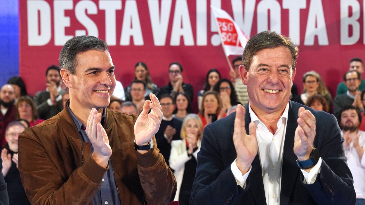 Pedro Sánchez y José Ramón Gómez Besteiro en el cierre de campaña del PSOE. EP. 