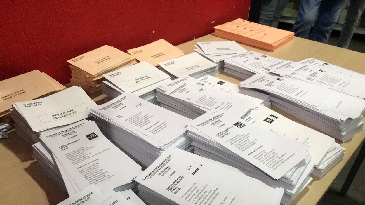 Papeletas en un colegio electoral gallego. EP