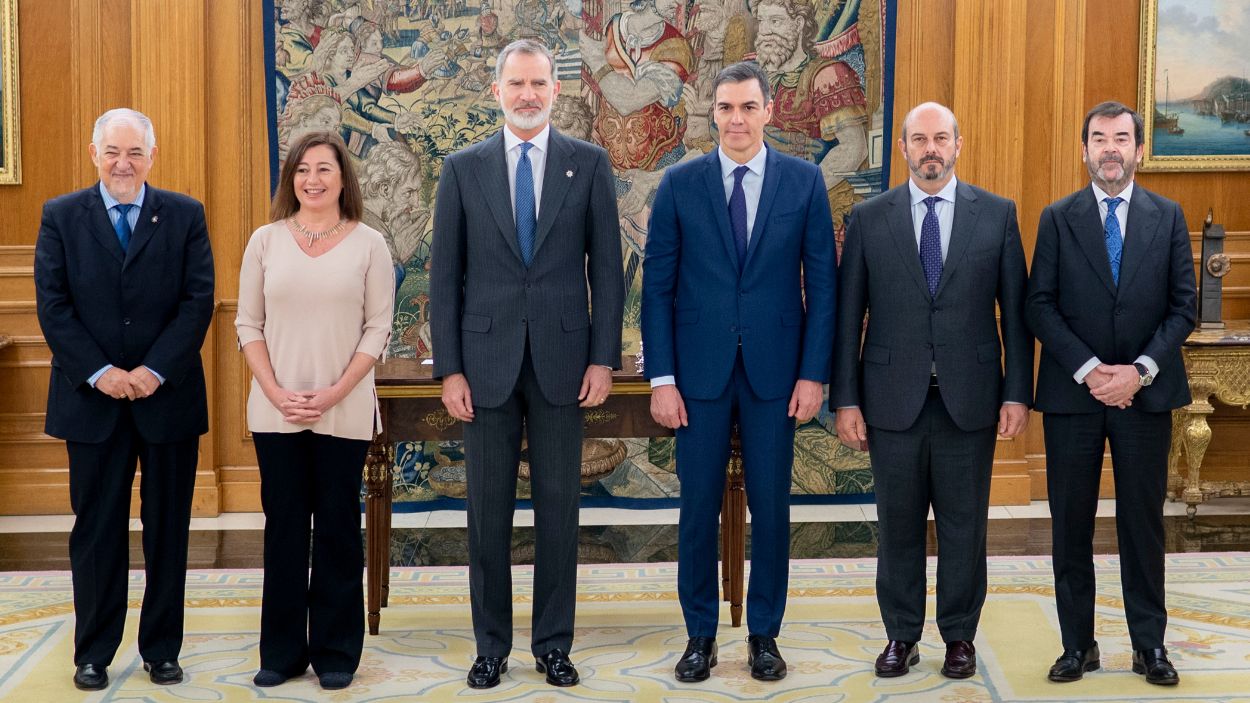 El presidente del Tribunal, Cándido Conde-Pumpido Tourón, la presidenta del Congreso, Francina Armengol, el Rey Felipe VI, el presidente del Gobierno, Pedro Sánchez, el presidente del Senado, Pedro Rollán, y el presidente interino del CGPJ, Vicente Guilarte. EP