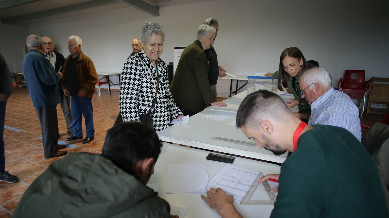 Varias personas ejercen su derecho a voto en una mesa electoral de Galicia. EP