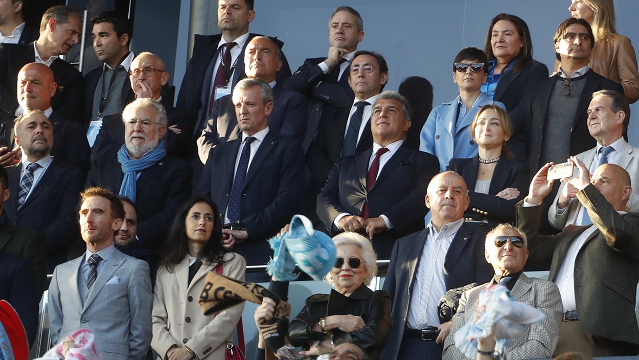 El presidente de la Xunta y candidato del Partido Popular a la reelección, Alfonso Rueda (3i) y el presidente del Barça, Joan Laporta (3d), durante el encuentro de LaLiga entre el Celta de Vigo y el FC Barcelona. EP.