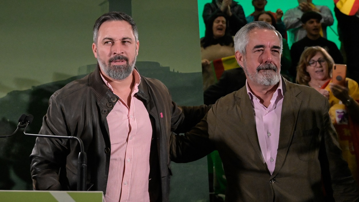 El líder de Vox, Santiago Abascal (i) y el candidato a la Presidencia de la Xunta de Galicia y cabeza de lista de Vox por Pontevedra, Álvaro Díaz-Mella (d), durante el cierre de la campaña electoral de Vox. EP.