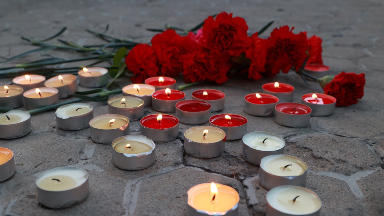 Homenaje en señal de respeto a una mujer asesinada por violencia de género. EP.