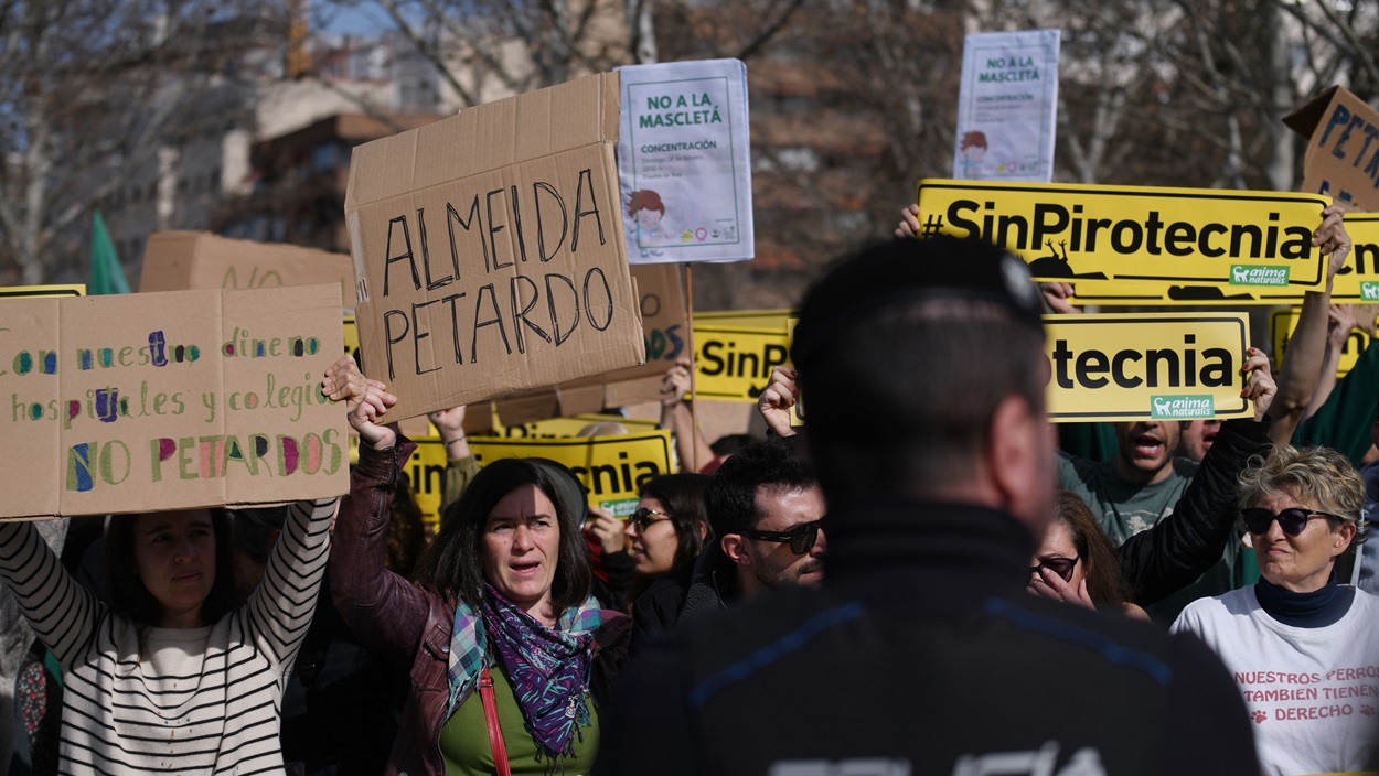 Varias personas protestan durante una manifestación contra la celebración de la mascletà madrileña. EP.